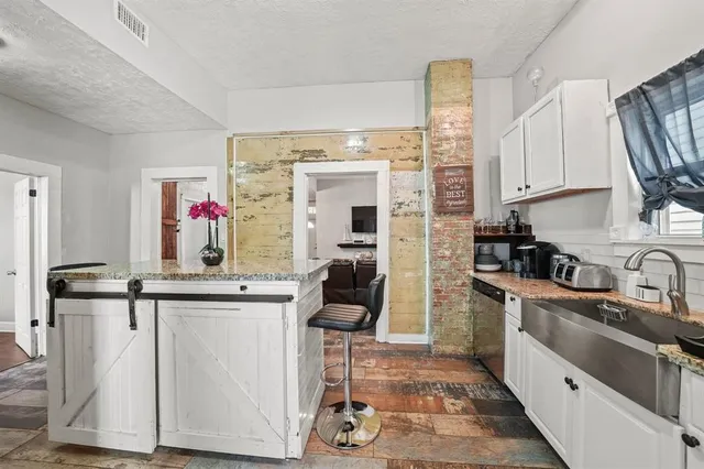 $1,750 | 3223 Avenue M, Galveston, TX 77550