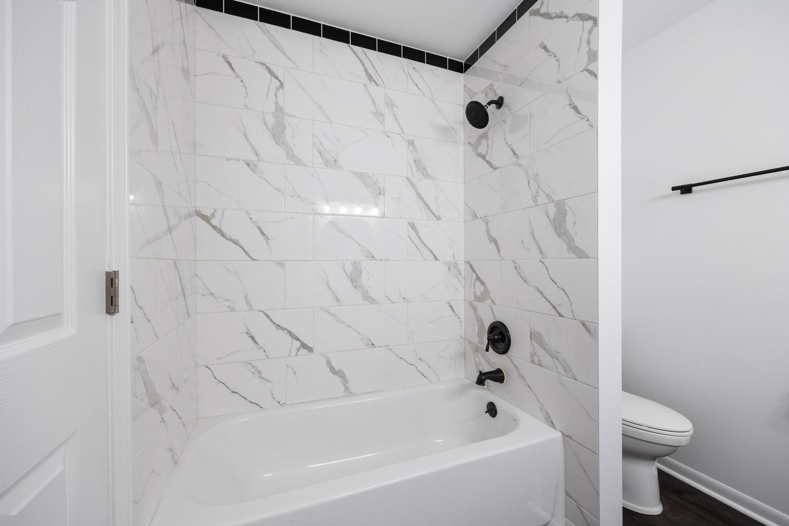 2229 Kensington Drive Schaumburg, IL 60169 - Photo 7 of 14 a bathroom with a bathtub