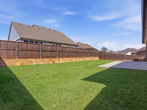 a view of a back yard