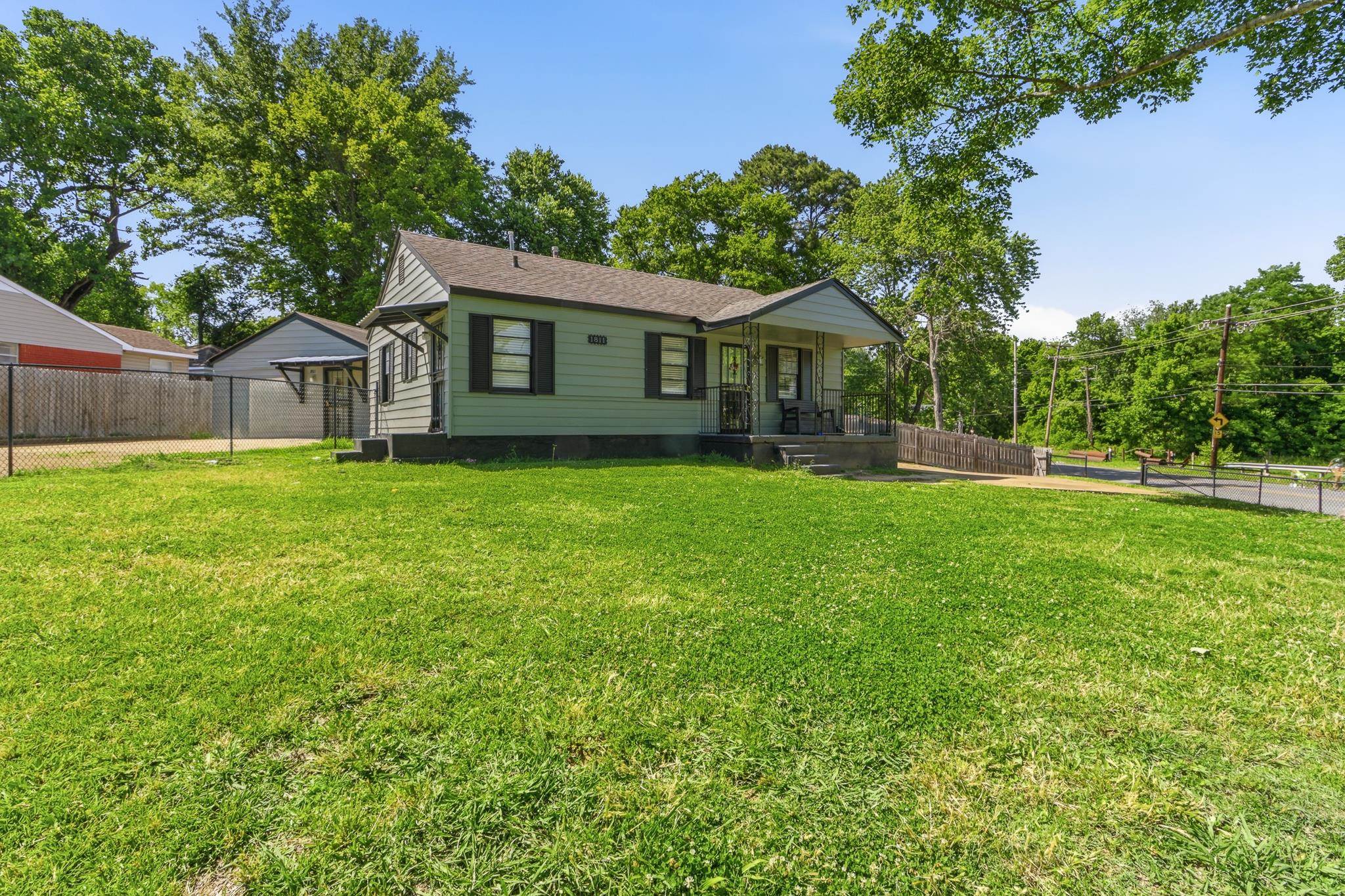 1811 Wells Station Road Memphis, TN 38108 - Photo 2 of 33