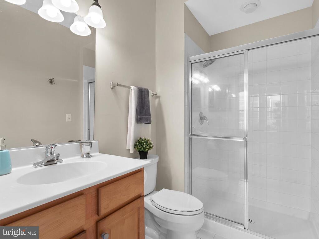 12001 Market Street, Unit 172 Reston, VA 20190 - Photo 22 of 39 Spacious bathroom - bathroom 2