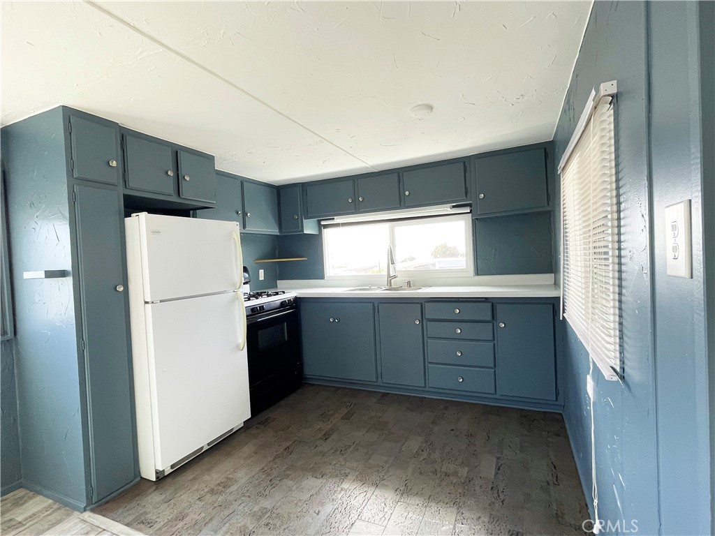 190 Main Street, Unit 25 Morro Bay, CA 93442 - Photo 12 of 39 Looking into kitchen
