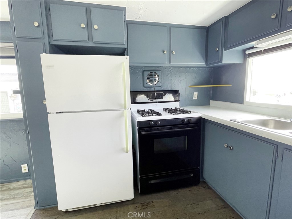 190 Main Street, Unit 25 Morro Bay, CA 93442 - Photo 14 of 39 Refrigerator & stove