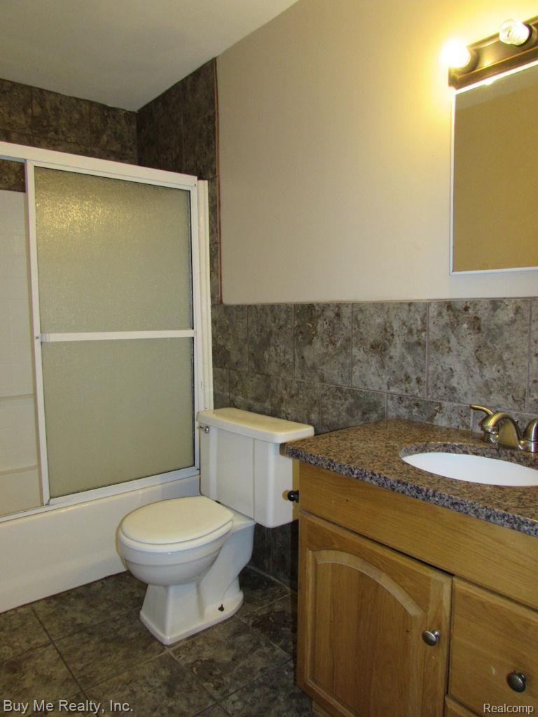15814 Colbert Street Romulus, MI 48174 - Photo 14 of 21 Granite vanity top.