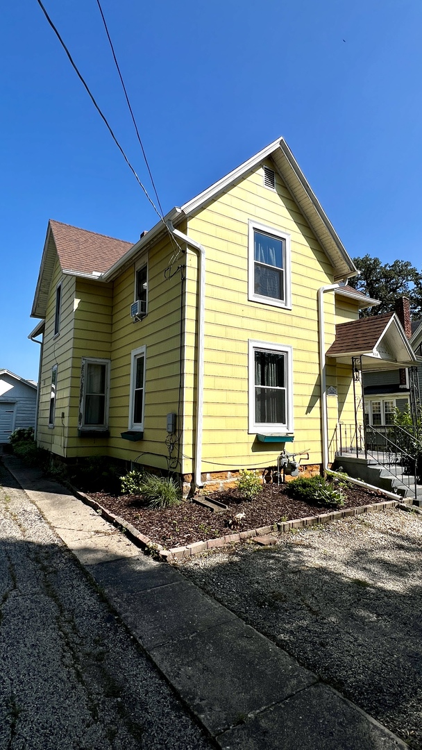 406 South Genesee Street Morrison, IL 61270 - Photo 3 of 34 a front view of a house with yard