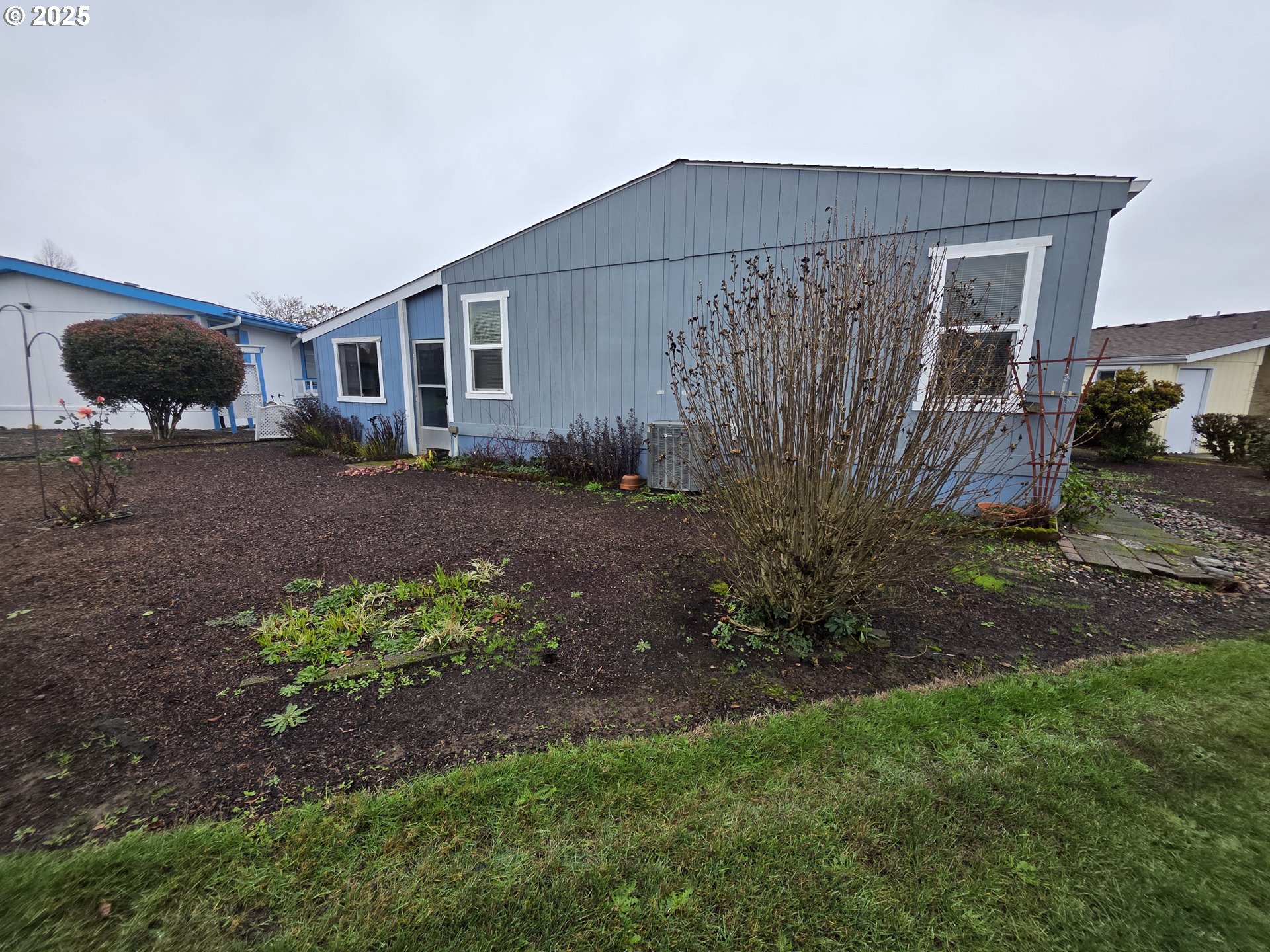 1506 Pioneer Circle Forest Grove, OR 97116 - Photo 24 of 28 a front view of a house with garden