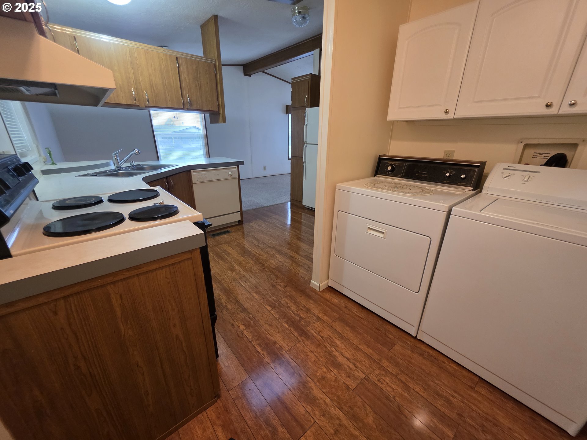 1506 Pioneer Circle Forest Grove, OR 97116 - Photo 5 of 28 a utility room with dryer and washer