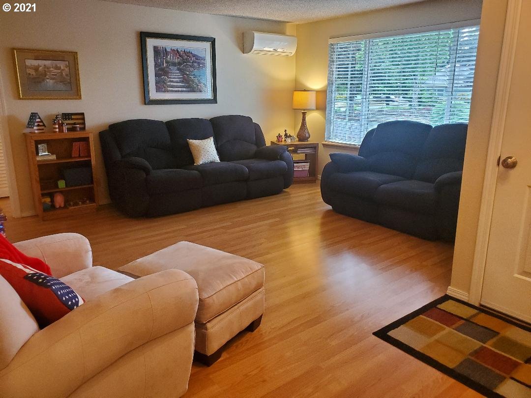 335 67th Street Springfield, OR 97478 - Photo 3 of 21