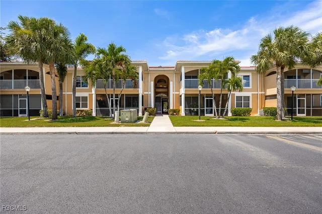 $227,400 | 12505 McGregor Boulevard, Unit 206, Fort Myers, FL 33919