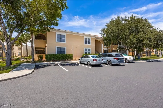 $227,400 | 12505 McGregor Boulevard, Unit 206, Fort Myers, FL 33919