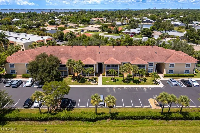 $227,400 | 12505 McGregor Boulevard, Unit 206, Fort Myers, FL 33919