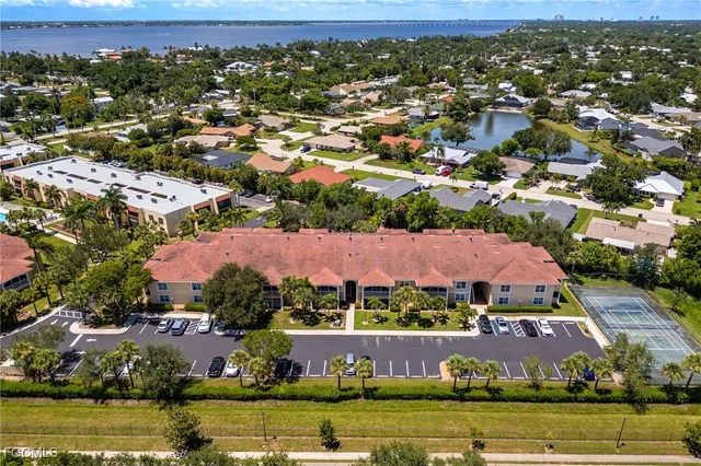 $227,400 | 12505 McGregor Boulevard, Unit 206, Fort Myers, FL 33919