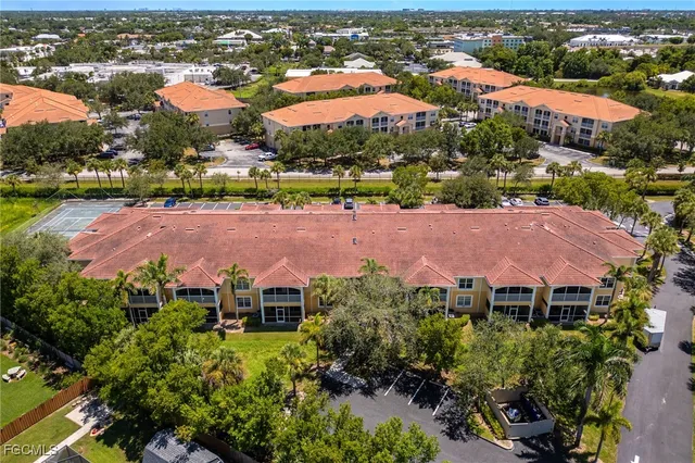 $227,400 | 12505 McGregor Boulevard, Unit 206, Fort Myers, FL 33919
