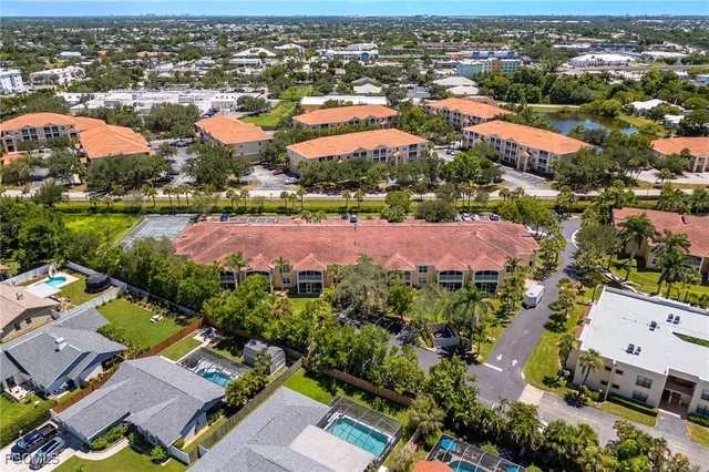 $227,400 | 12505 McGregor Boulevard, Unit 206, Fort Myers, FL 33919