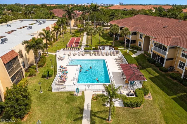 $227,400 | 12505 McGregor Boulevard, Unit 206, Fort Myers, FL 33919