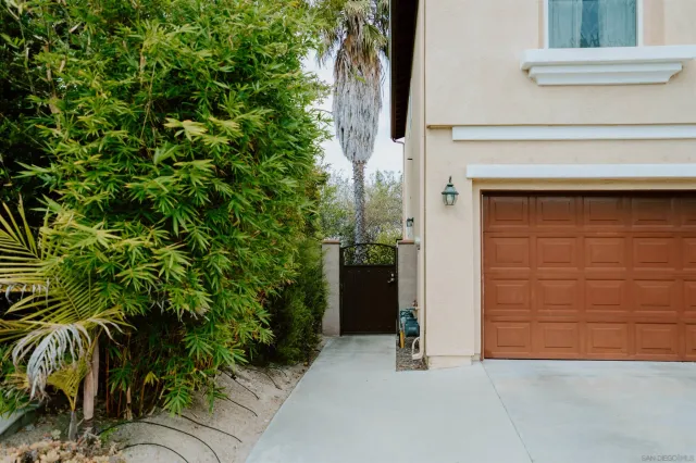 a view of entryway with backyard