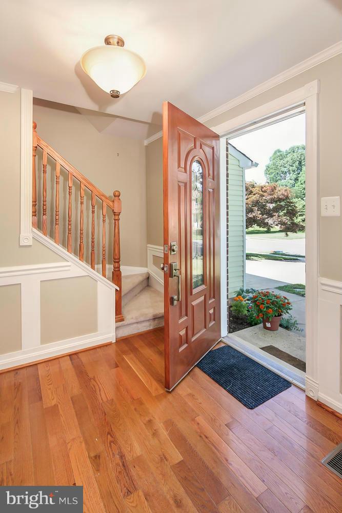 7611 Trail Run Road Falls Church, VA 22042 - Photo 2 of 30 Foyer