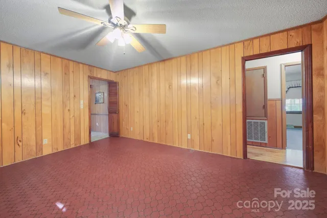 a view of empty room with ceiling fan