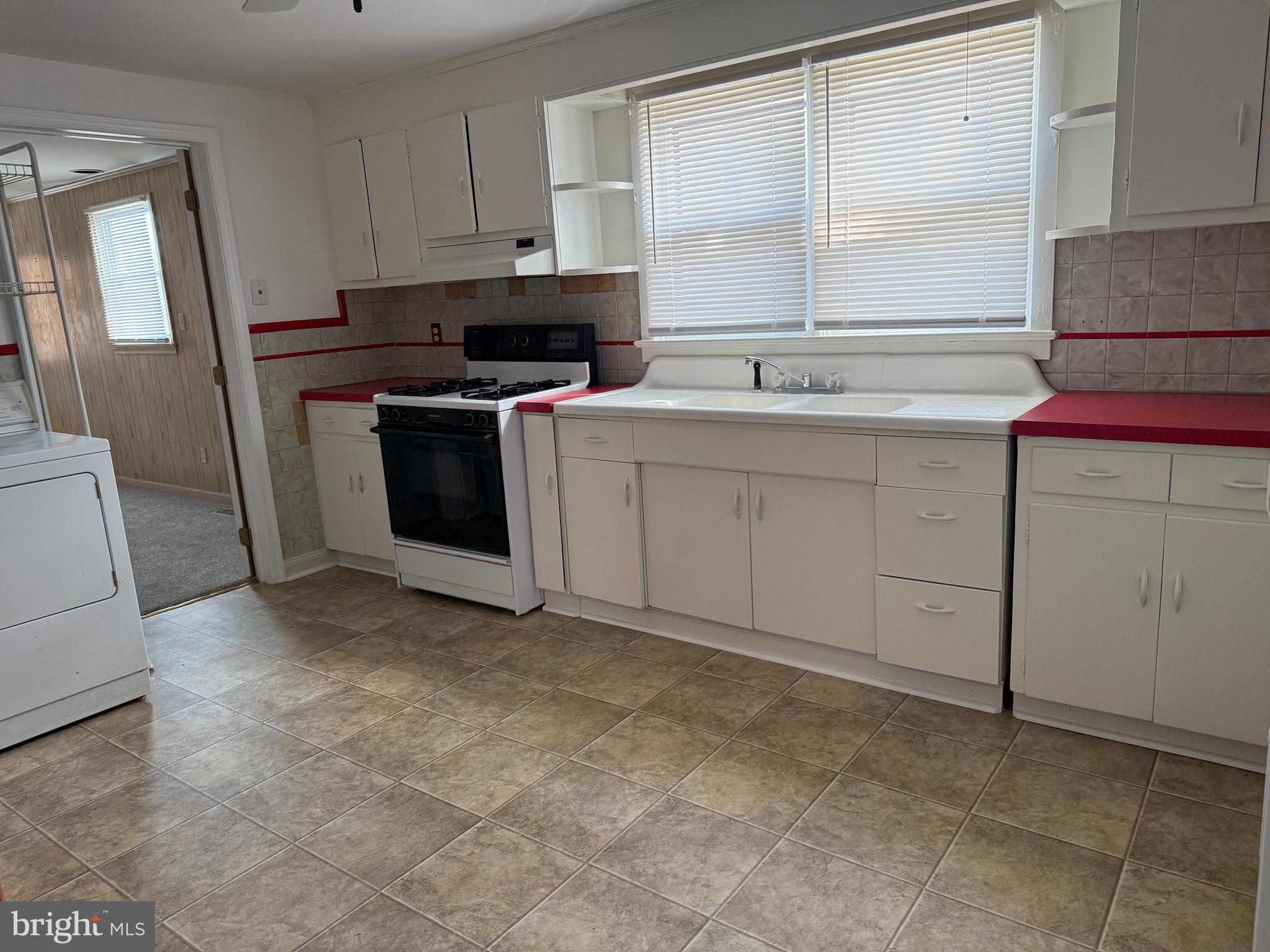 310 North Dupont Road Wilmington, DE 19804 - Photo 3 of 34 First floor kitchen