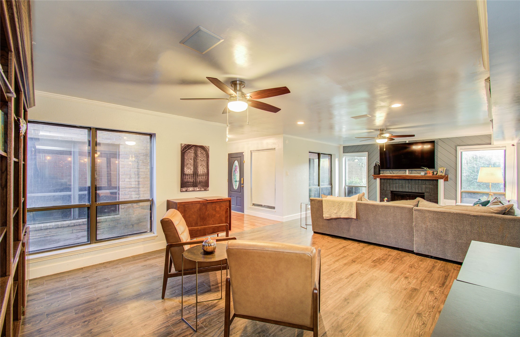 16707 Fernwood Way Houston, TX 77058 - Photo 21 of 46 a living room with furniture and a flat screen tv
