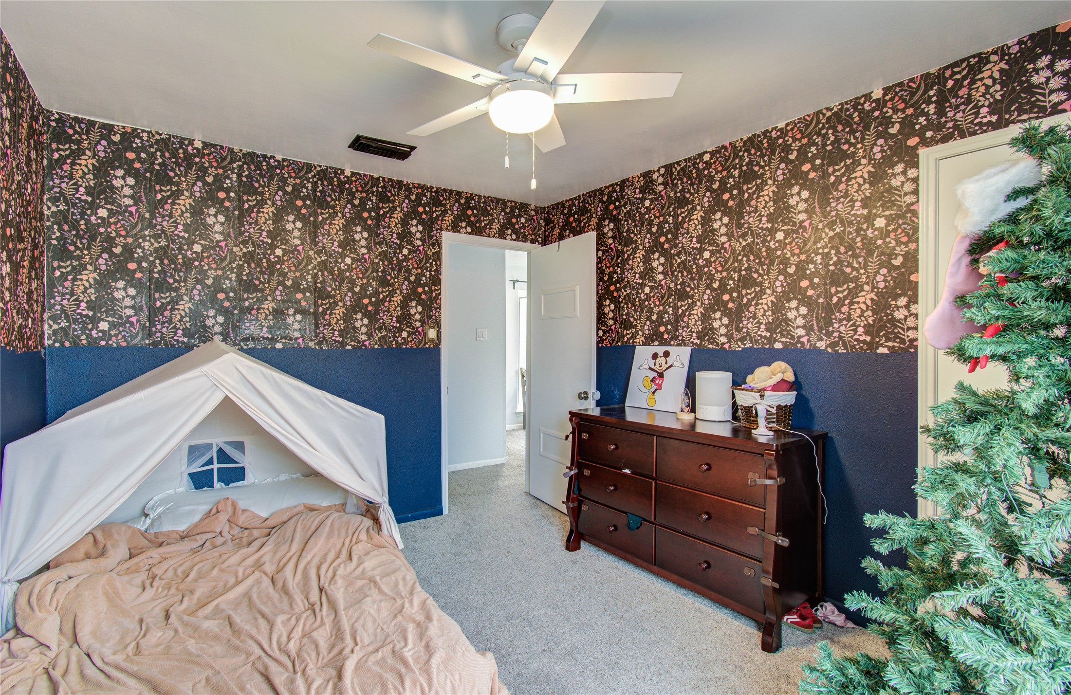 16707 Fernwood Way Houston, TX 77058 - Photo 28 of 46 a bedroom with a bed and a potted plant