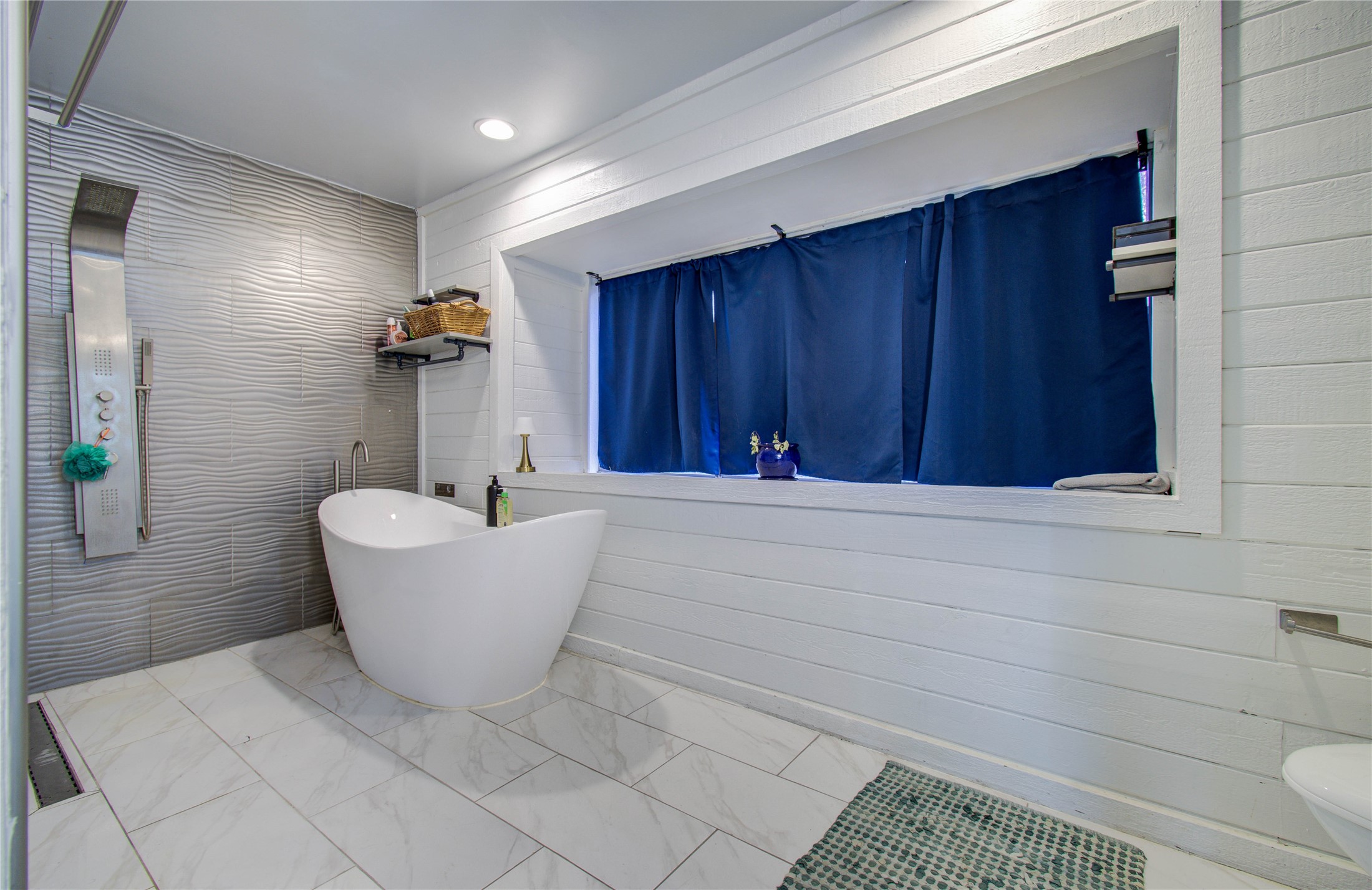 16707 Fernwood Way Houston, TX 77058 - Photo 38 of 46 a bathroom with a bathtub