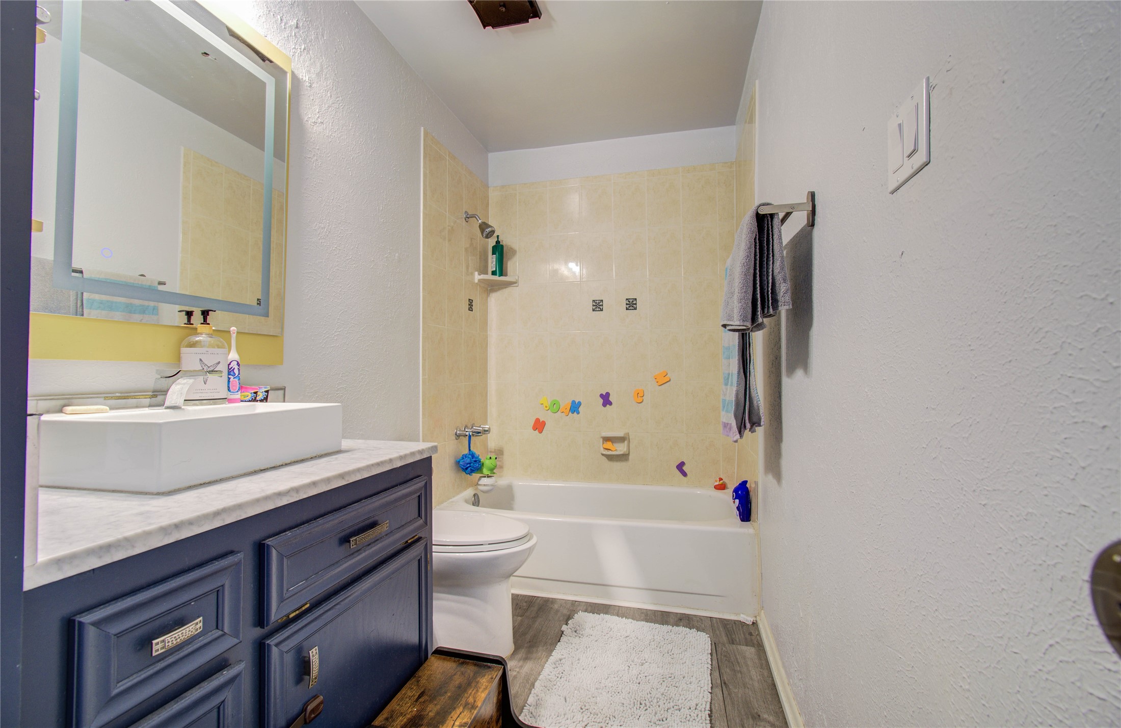 16707 Fernwood Way Houston, TX 77058 - Photo 40 of 46 a bathroom with a sink a toilet and a bathtub