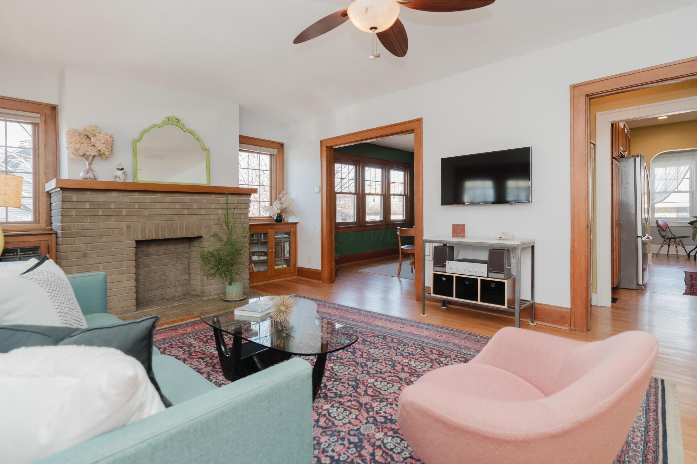 278 Crestview Road Columbus, OH 43202 - Photo 8 of 50 Spacious and sunbathed living room.