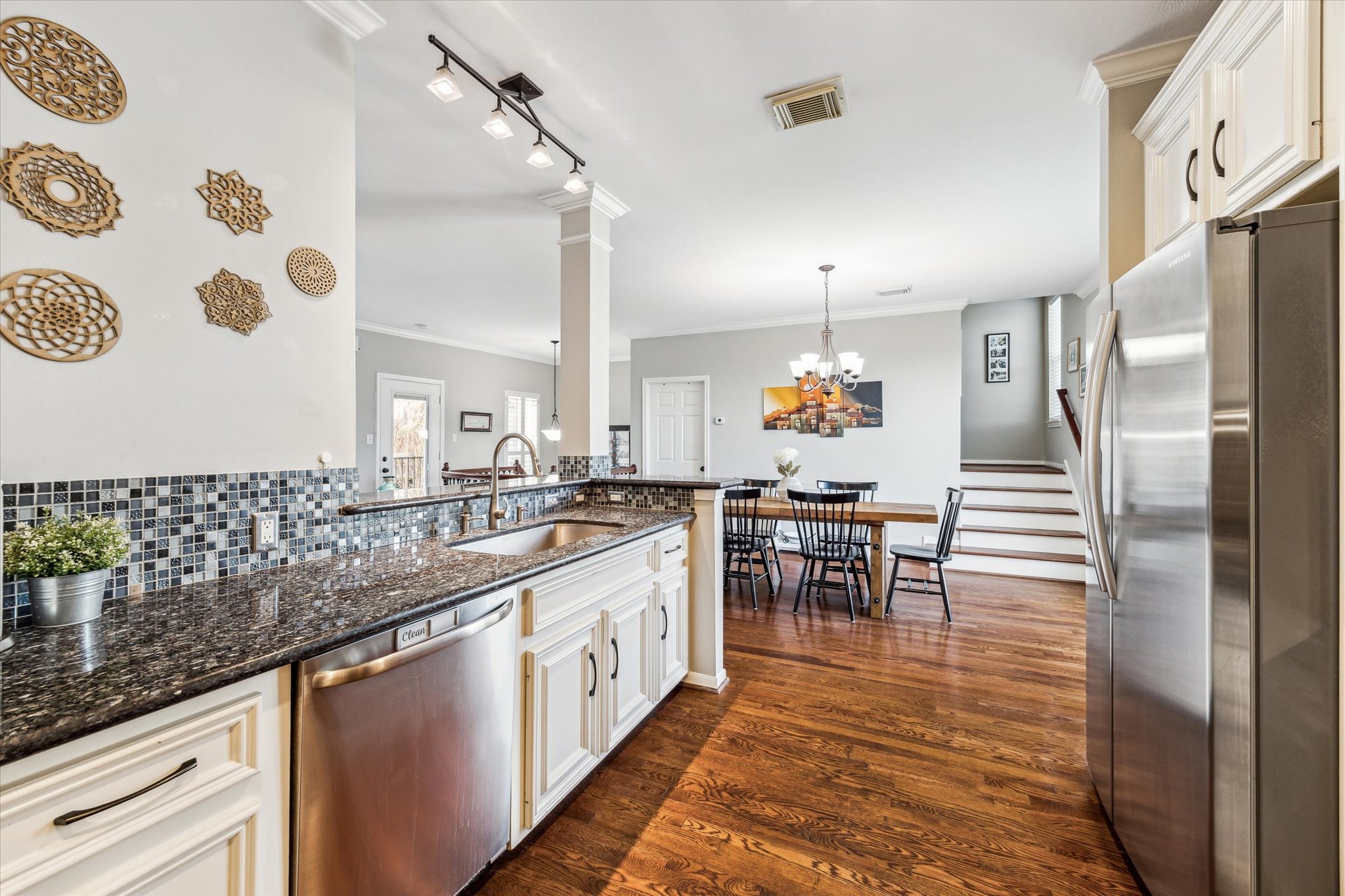 920 Cohn Street Houston, TX 77007 - Photo 12 of 24 Look at this beautiful kitchen view!