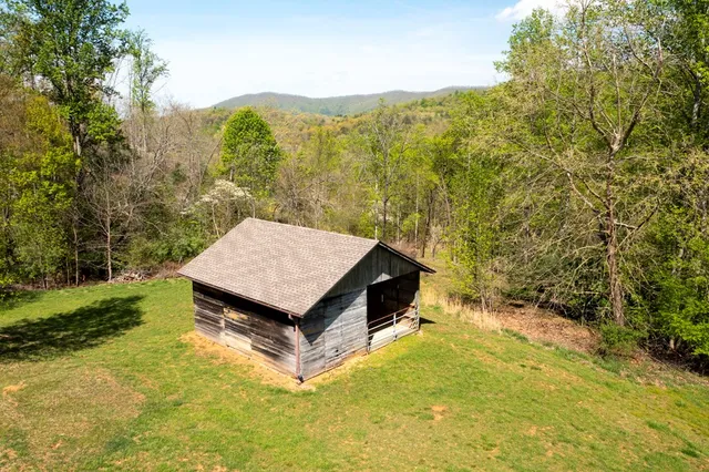 a view of a house with backyard and a garden