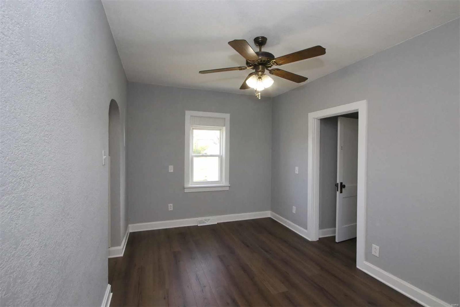 3917 Sarah Lane Alton, IL 62002 - Photo 4 of 59