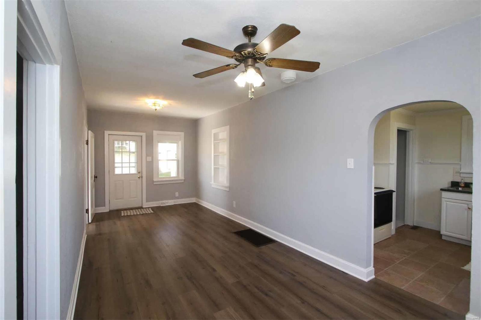 3917 Sarah Lane Alton, IL 62002 - Photo 5 of 59