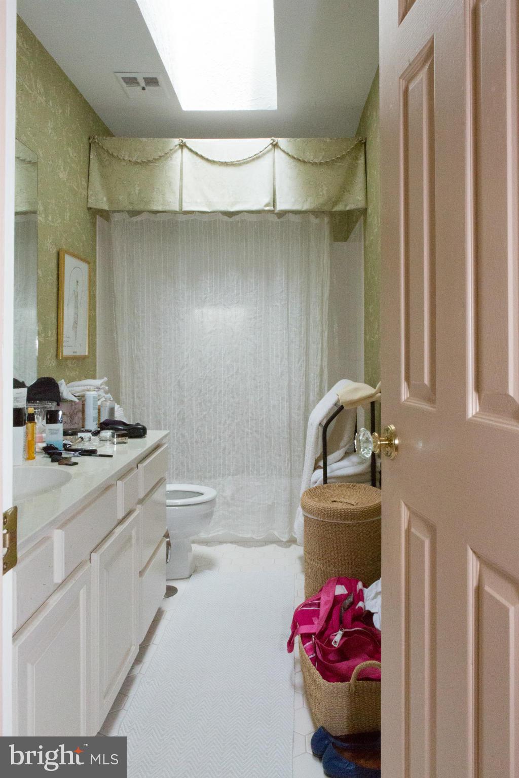 7804 Brickyard Road Potomac, MD 20854 - Photo 12 of 21 Bath