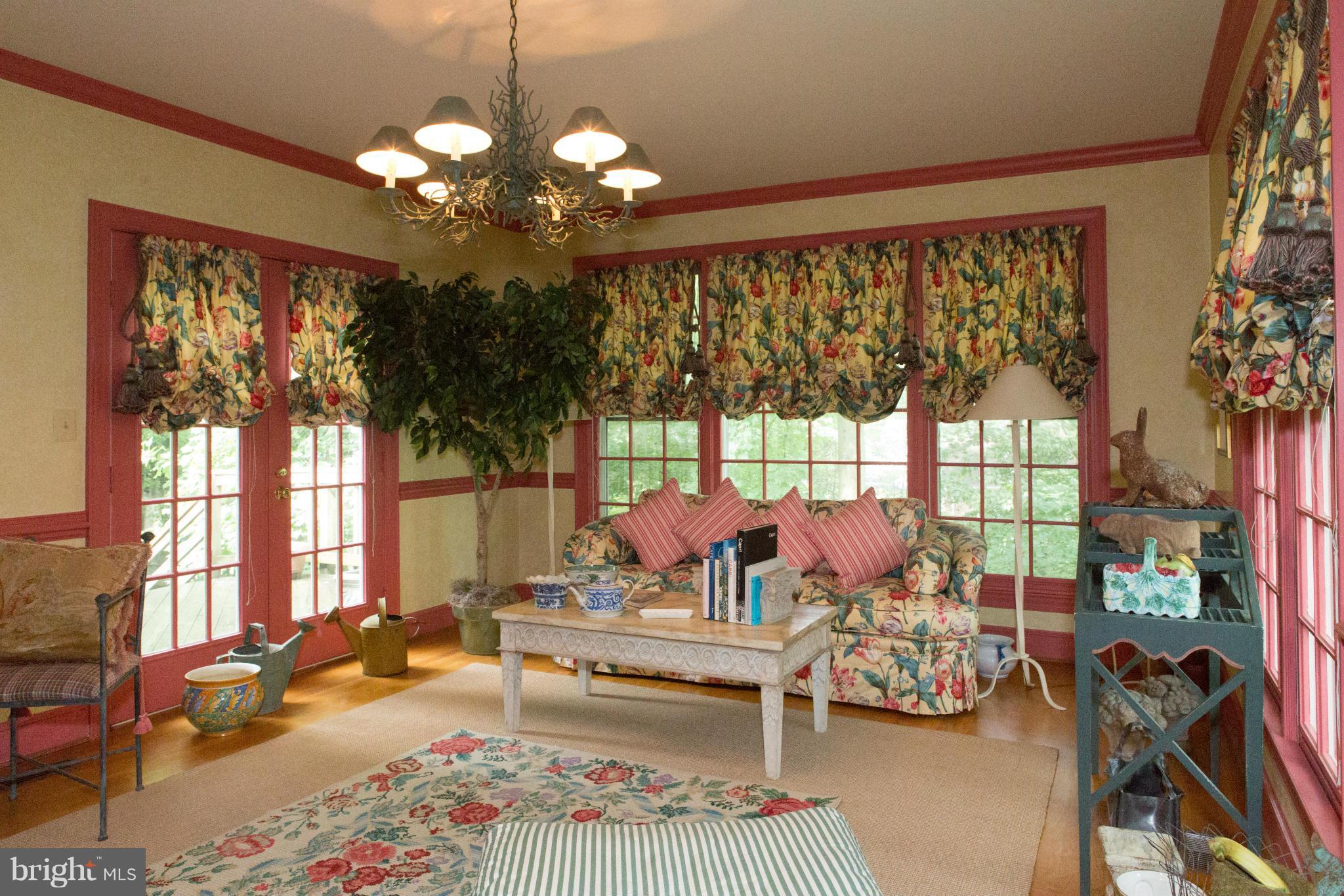 7804 Brickyard Road Potomac, MD 20854 - Photo 4 of 21 Living Room