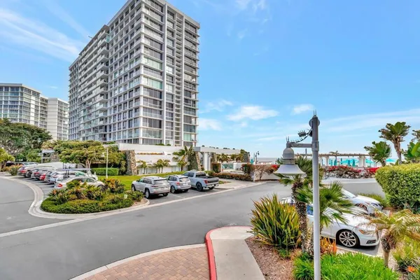 a view of livingroom with furniture