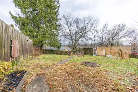 a view of a yard with a house