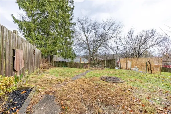 a view of a yard with a house