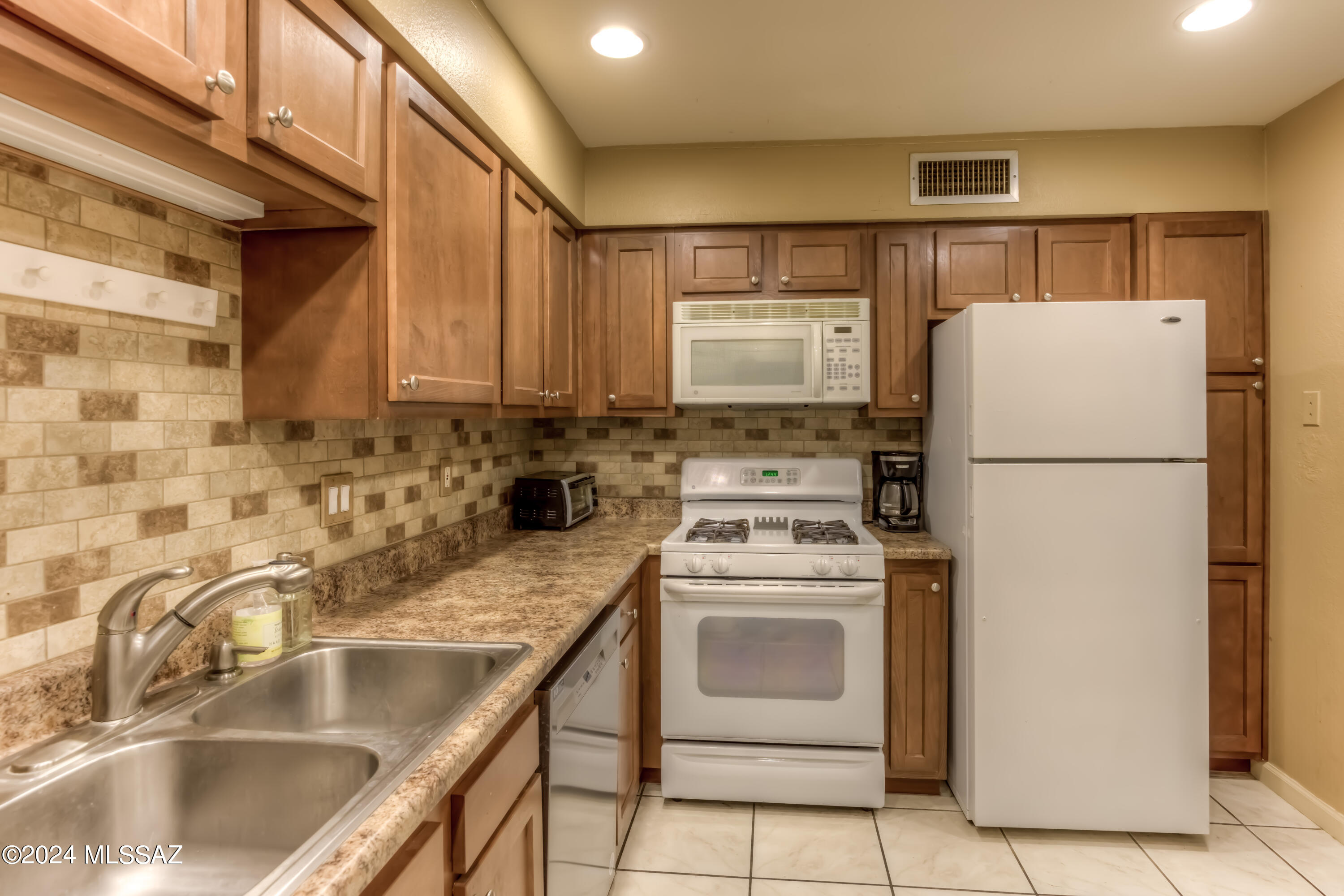 2751 West Anklam Road, Unit E Tucson, AZ 85745 - Photo 13 of 31 Gallery Image 13