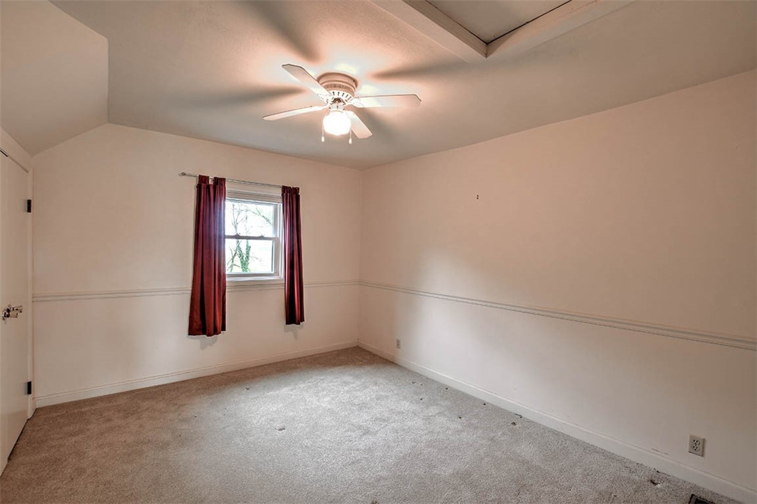 877 East 1800 North Road Assumption, IL 62510 - Photo 40 of 46 en empty room with windows and fan