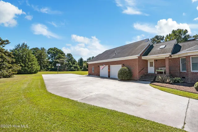$925,000 | 623 White Horse Drive, Greenville, NC 27834