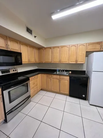 $2,200 | 901 Hillcrest Drive, Unit 409, Hollywood, FL 33021