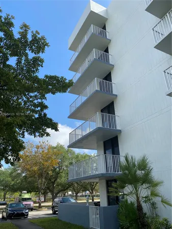 $2,150 | 901 Hillcrest Drive, Unit 409, Hollywood, FL 33021