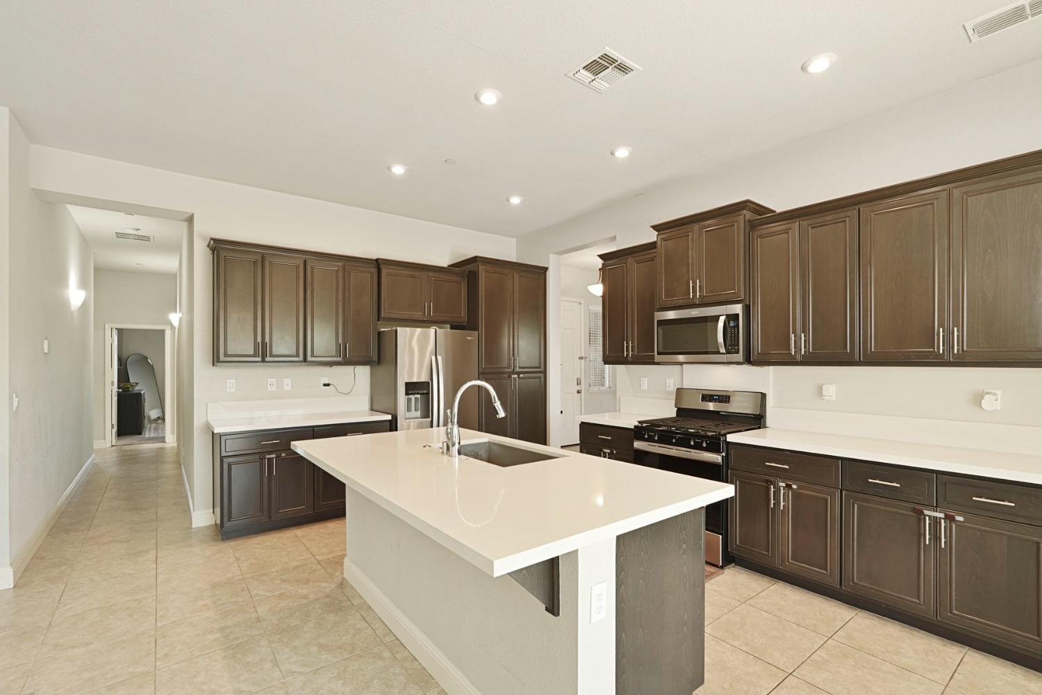 1093 Di Maggio Way Galt, CA 95632 - Photo 7 of 46