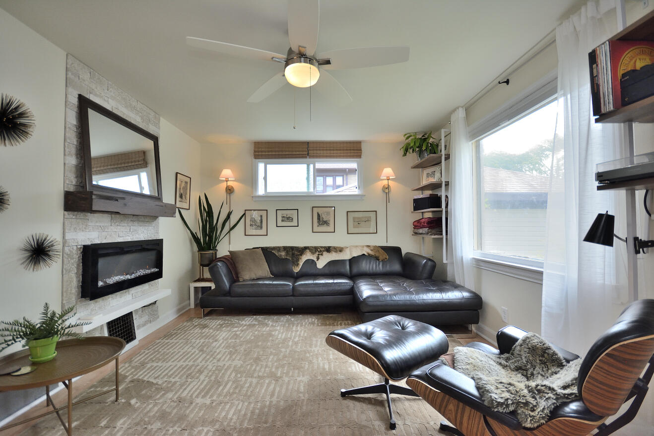 4909 West Galena Street Milwaukee, WI 53208 - Photo 3 of 31 LIVING ROOM