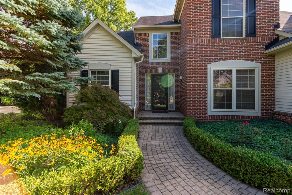 29241 Autumn Ridge Farmington Hills, MI 48334 - Photo 2 of 25
