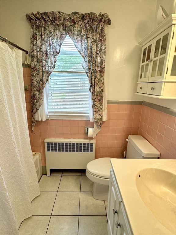 133 Bay State Road Worcester, MA 01606 - Photo 21 of 36 a bathroom with a sink toilet and tub