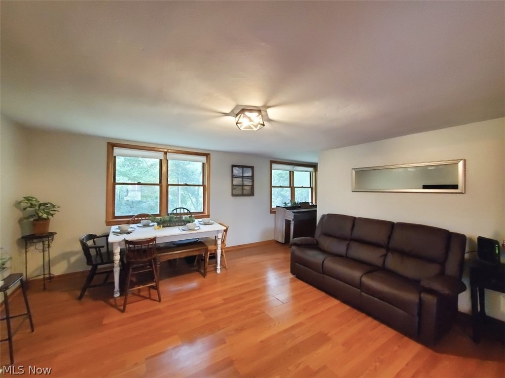 9113 Fewtown Road Deerfield, OH 44411 - Photo 13 of 33 Living room has large open windows that have lake views.