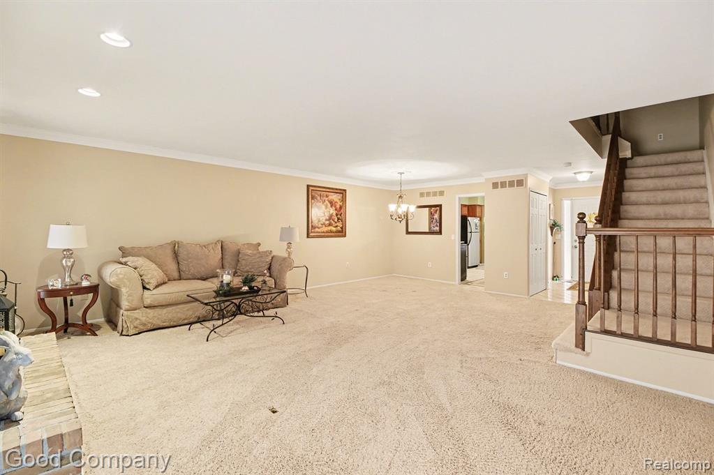 616 Tennyson Rochester Hills, MI 48307 - Photo 3 of 20
