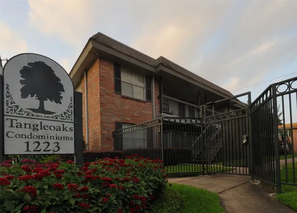 $1,300 | 1223 Augusta Drive, Unit 26, Houston, TX 77057