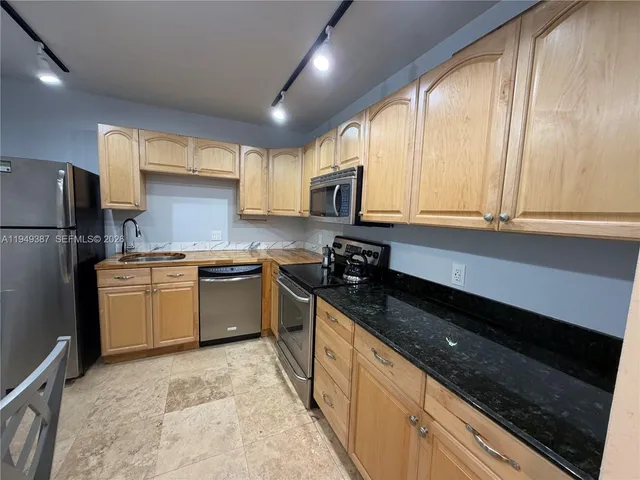 $1,800 | 2801 Northeast 183rd Street, Unit 111W, Aventura, FL 33160